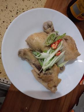 葱切丝辣椒切丝放上