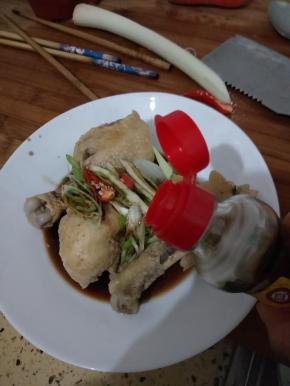 加入生抽香醋香油等调味