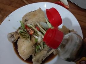 加入生抽香醋香油等调味