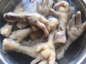 鸡爪煮熟后放入冰水中降温，然后放冰箱冷藏半小时