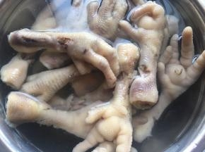 鸡爪煮熟后放入冰水中降温，然后放冰箱冷藏半小时
