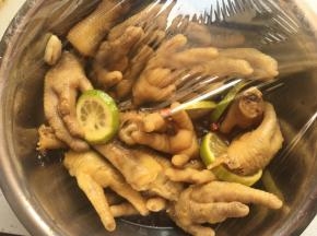 拌匀后敷上保鲜膜放入冰箱冷藏，三小时后就可以吃了，不过我习惯转天再吃，更入味