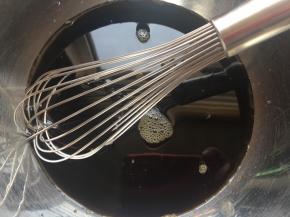 将米醋，香醋，生抽，白砂糖，柠檬汁放入盆中，用蛋抽搅拌至白砂糖融化