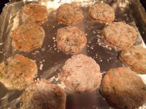 手上涂上生粉，然后把虾泥在手心里按成圆饼