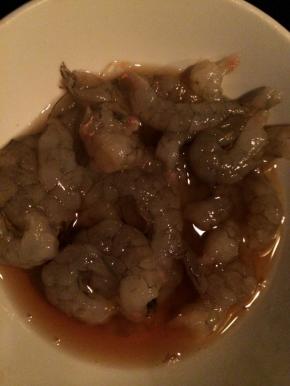 把鲜虾去壳去泥肠，并用料酒浸半个小时