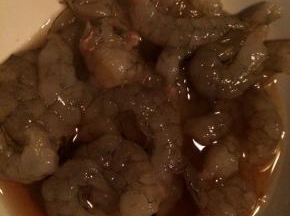 把鲜虾去壳去泥肠，并用料酒浸半个小时