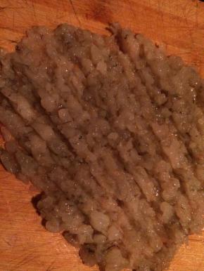 取出鲜虾肉剁碎