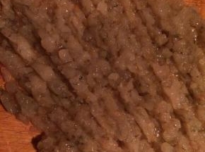 取出鲜虾肉剁碎