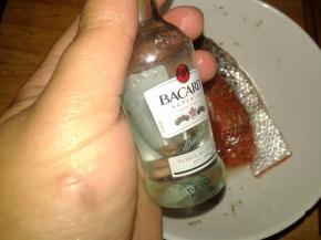 再加一点郎姆酒，腌十分钟左右