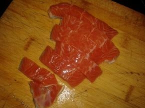 三文鱼切成厚实点的长条