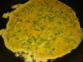 然后起油锅，倒入鸡蛋煎成饼子