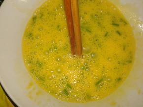 把鸡蛋打进碗把鸡蛋打进碗里、加入香葱和盐打发里、加入香葱和盐打发