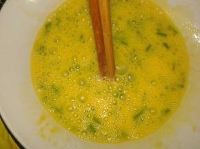 把鸡蛋打进碗把鸡蛋打进碗里、加入香葱和盐打发里、加入香葱和盐打发