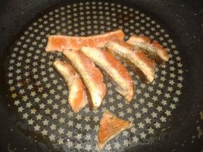 煎一分钟后翻面继续煎