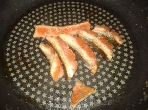 煎一分钟后翻面继续煎