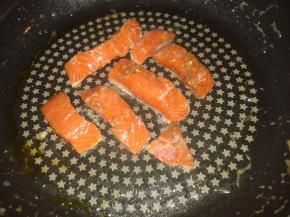 在锅里倒入一点点的橄栏油，然后加入腌好的三文鱼