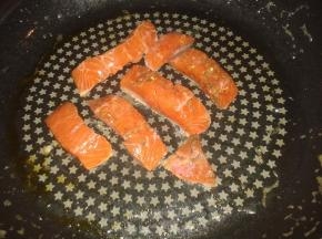 在锅里倒入一点点的橄栏油，然后加入腌好的三文鱼