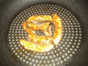 煎好后取出，挤点柠檬汁在上面 和鸡蛋饼一起搭好装盘，撒上香葱，一份三文鱼大餐就完成啦