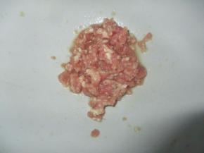 把肉末、料酒、盐、鸡精加进碗里