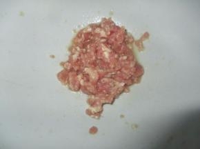 把肉末、料酒、盐、鸡精加进碗里