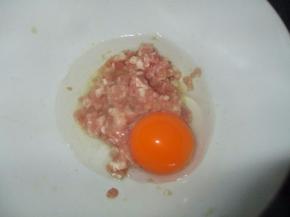 用筷子划开，然后打入蛋