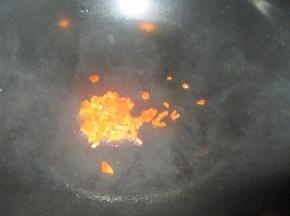 红椒切碎入油锅