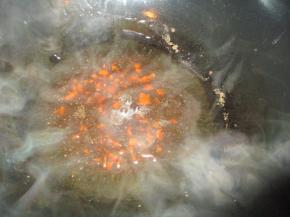 然后冲入生粉水煮沸