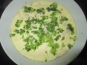 把西兰花在水里淖过后，切碎撒在蛋上