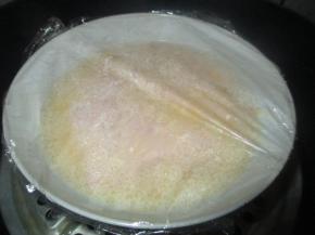 盖上保鲜膜在锅里蒸十分钟左右