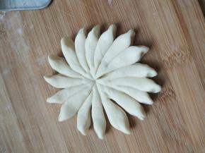 切成这样的花瓣，并捏出尖尖角