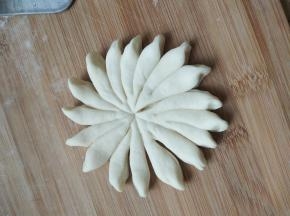 切成这样的花瓣，并捏出尖尖角