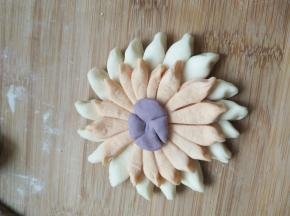 两片花瓣放在一起上面加一个加入紫薯活成面的花蕊