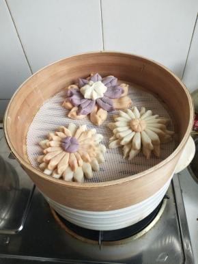 一共做了三朵，格式不一样，放入蒸笼，加盖大火蒸二十分钟