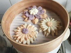 一共做了三朵，格式不一样，放入蒸笼，加盖大火蒸二十分钟