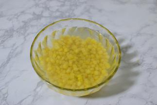 玉米粒加水冲洗一遍