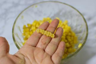 倒掉水分，掰成小粒