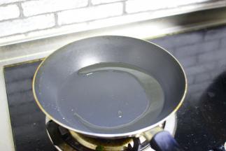 锅中先多加点油，油热后，倒出去大部分油，锅中留少许油