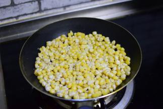 铺平整,小火煎三分钟