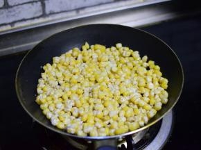 铺平整,小火煎三分钟