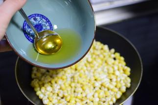 再加入刚才倒出去的油