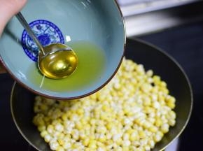 再加入刚才倒出去的油