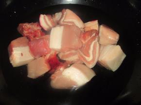 五花肉切成小块入锅
