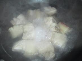 加入生姜片和料酒