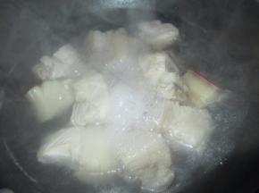 加入生姜片和料酒