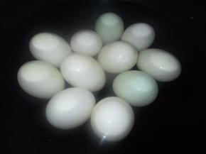 煮的同时，另外准备锅，把鸭蛋洗干净，然后入锅，加水煮沸，闷十分钟