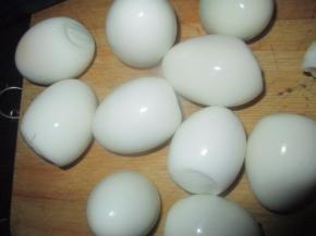 把蛋剥好，冲洗一下待用