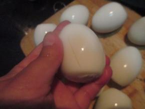 然后在蛋上划三道口子，这样煮的时候入味