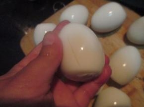 然后在蛋上划三道口子，这样煮的时候入味