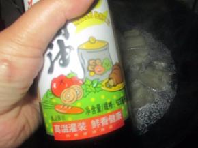 然后转小火烧半个小时 加入适量的生抽