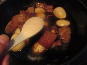 大火煮十分钟，再小火煮，加入适量的白糖